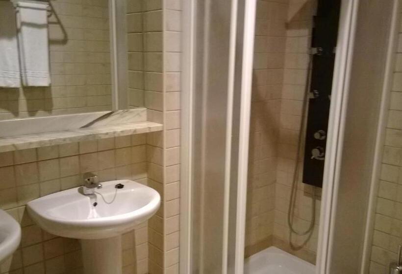 اتاق استاندارد سه نفره, Hostal Patron