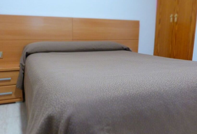 اتاق استاندارد سه نفره, Hostal Restaurante La Masía