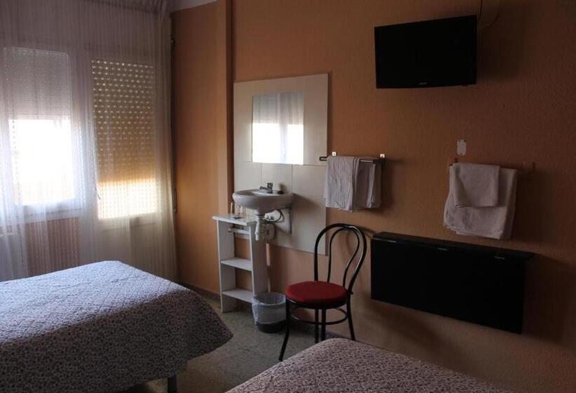 اتاق استاندارد با سرویس بهداشتی مشترک, Hostal Cal Siles
