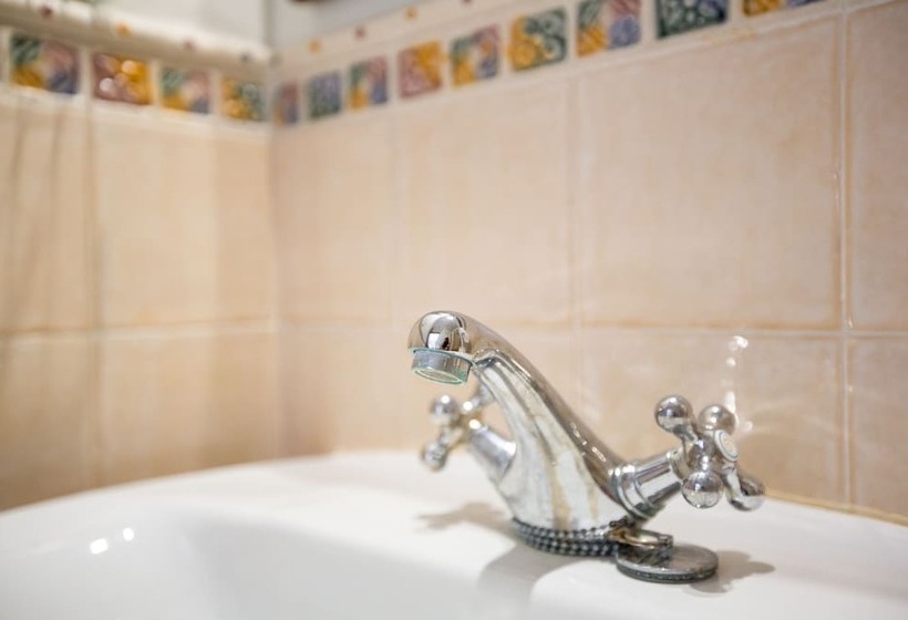 استودیو کامفورت, Hostal Don Joaquín Alora