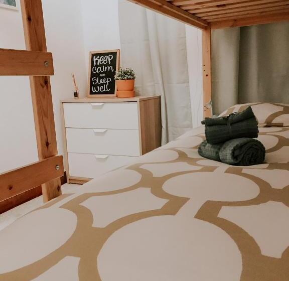 اتاق اکونومی, Balili Surf House