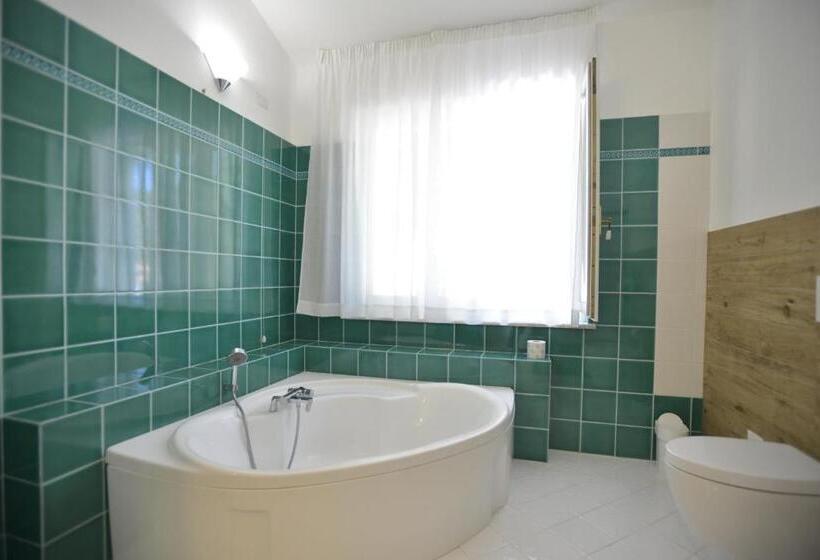 اتاق راحتی سه تخته, Arenosu Comfort Country Resort