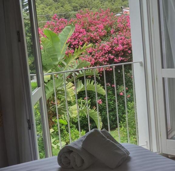 اتاق استاندارد سه تخته با چشم‌انداز باغ, Arenosu Comfort Country Resort