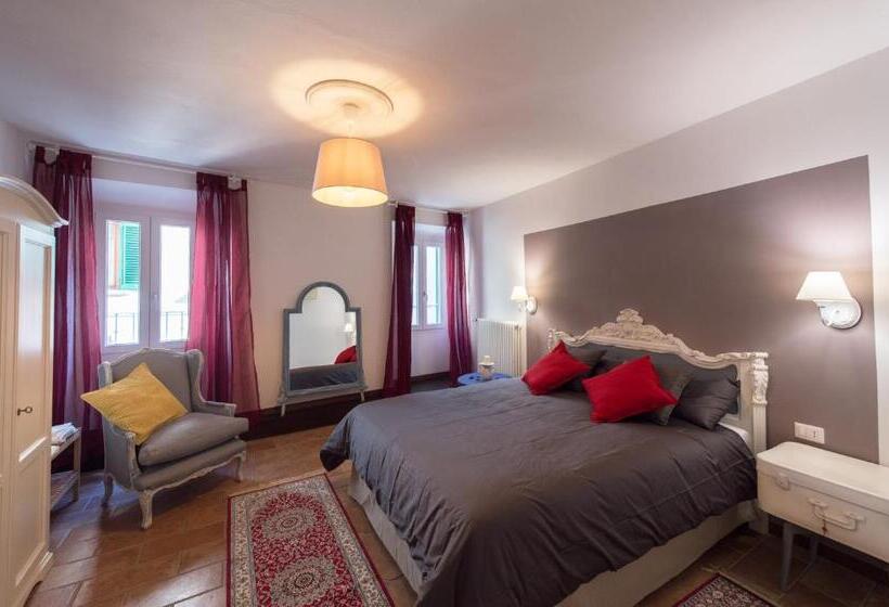 اتاق لوکس با تخت بزرگ, La Trinuzia