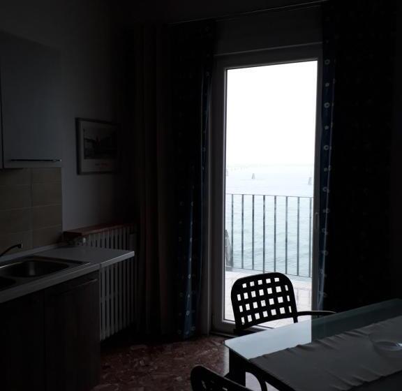 آپارتمان 1 خوابه با بالکن و چشم‌انداز دریا, Casa Sulla Laguna