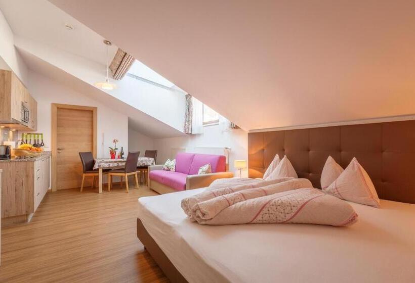 استودیوی لوکس, Residence Silvia