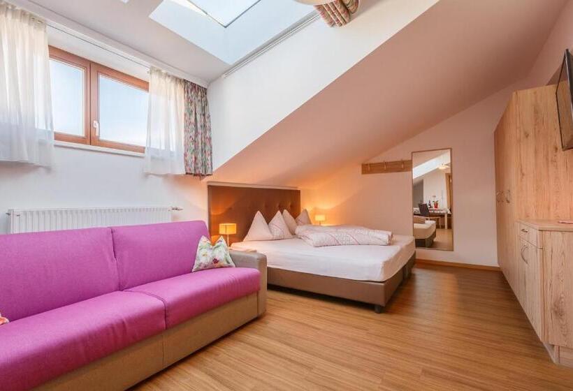 استودیوی لوکس, Residence Silvia
