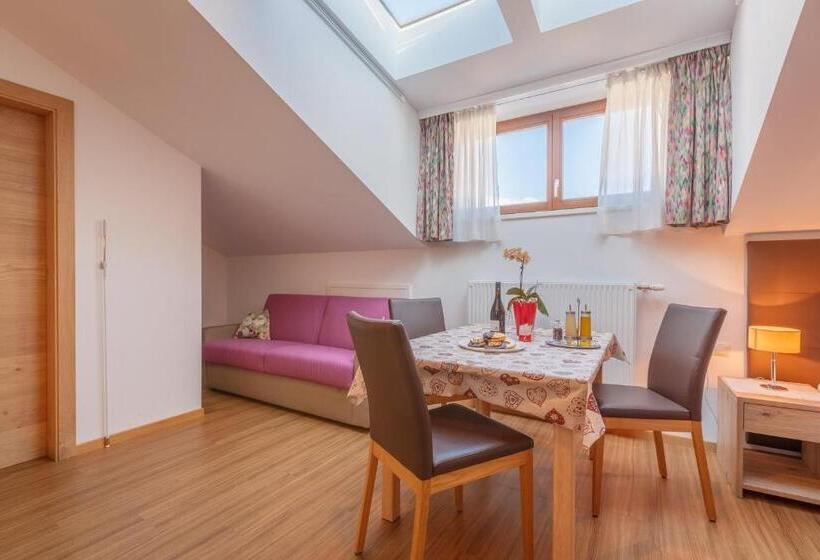 استودیوی لوکس, Residence Silvia