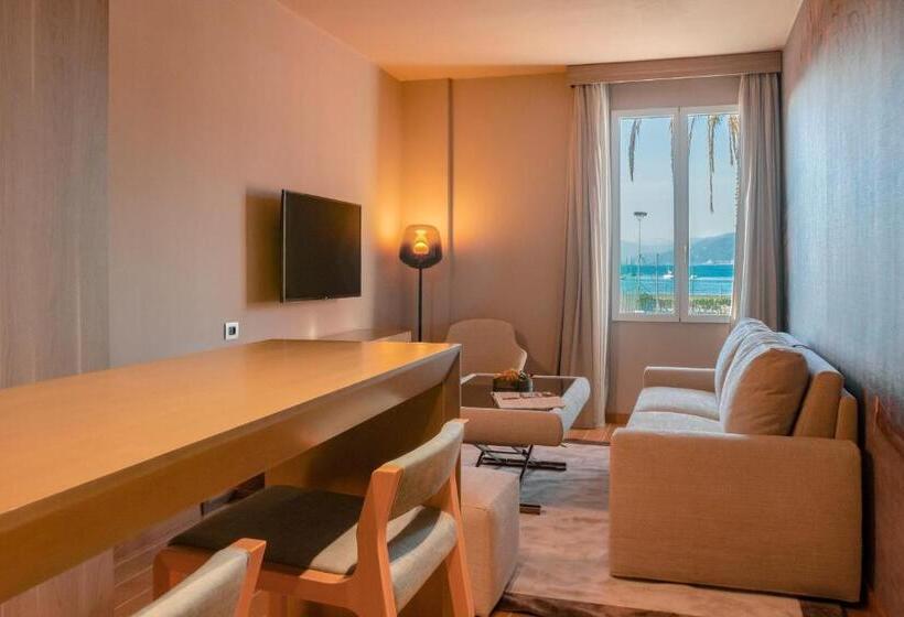 سوییت با چشمانداز دریا, Miramare Suites