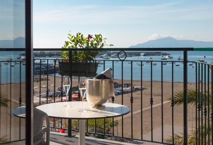 سوییت با چشمانداز دریا, Miramare Suites