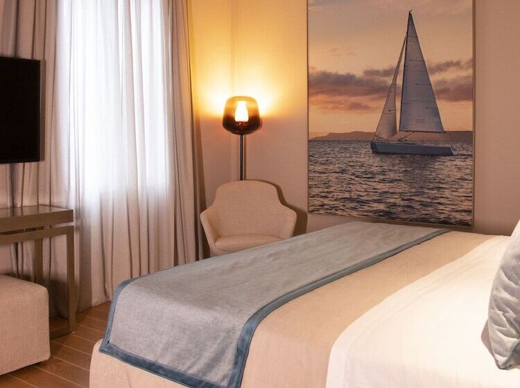 سوییت با چشمانداز دریا, Miramare Suites