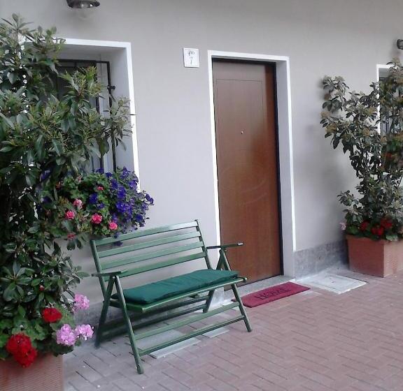 استودیوی استاندارد, A New Guesthouse