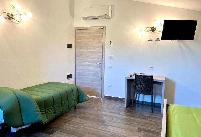 اتاق استاندارد سه نفره, Pescheto Tenuta Chimenti