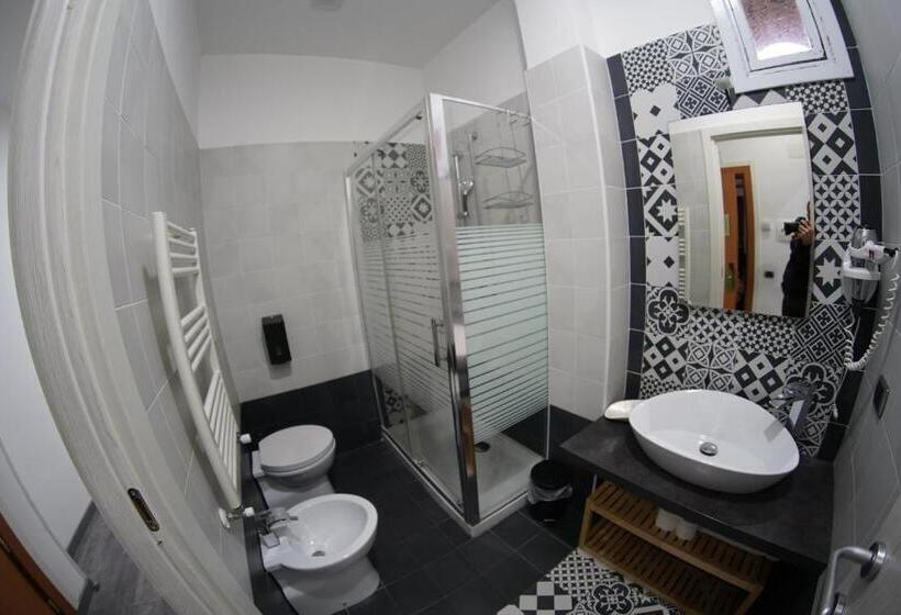 اتاق لوکس چهار تخته, Villa Flora