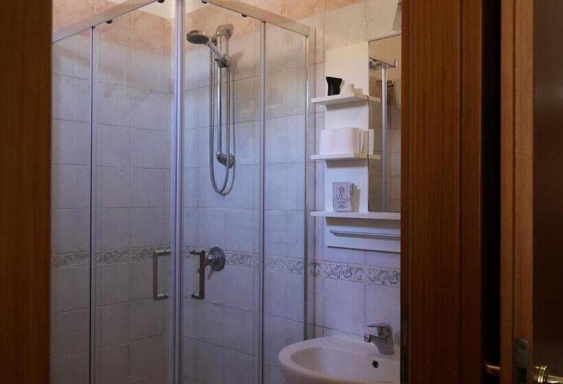 اتاق راحتی سه تخته, Villa Flora
