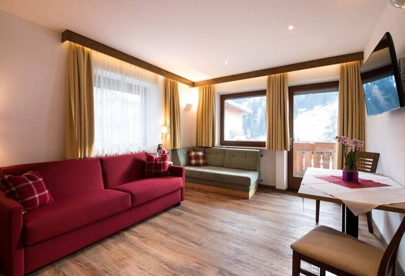 آپارتمان 1 خوابه با بالکن, B&b La Tambra   Central With Restaurant