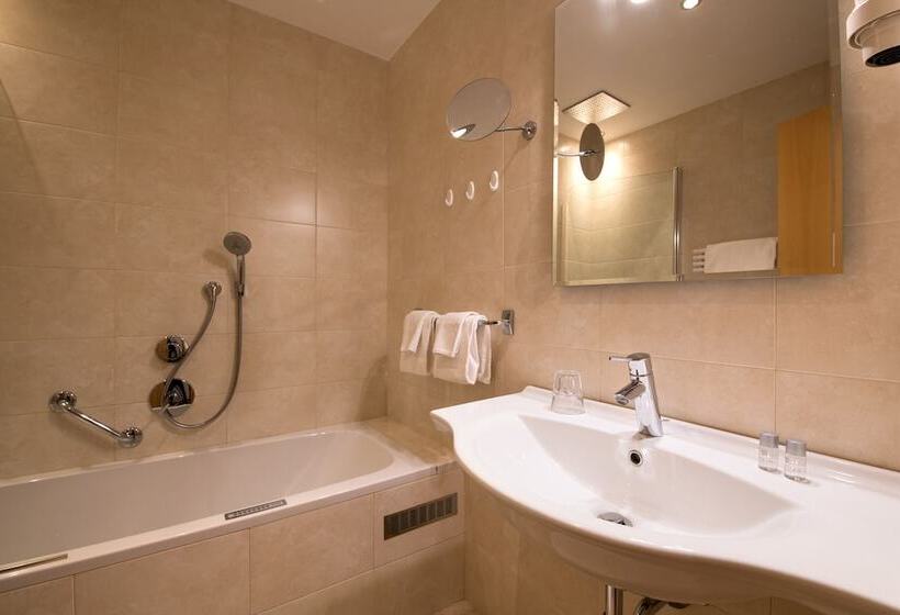 آپارتمان 1 خوابه با بالکن, B&b La Tambra   Central With Restaurant