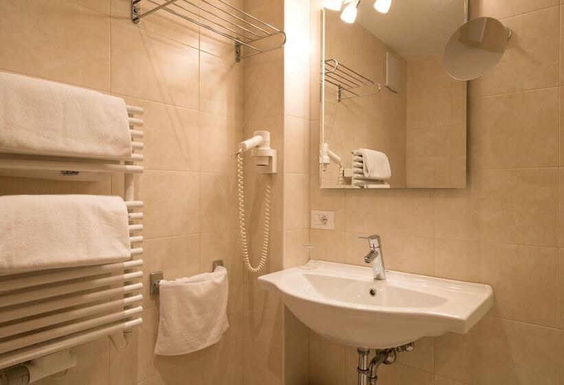 آپارتمان 2 خوابه, B&b La Tambra   Central With Restaurant