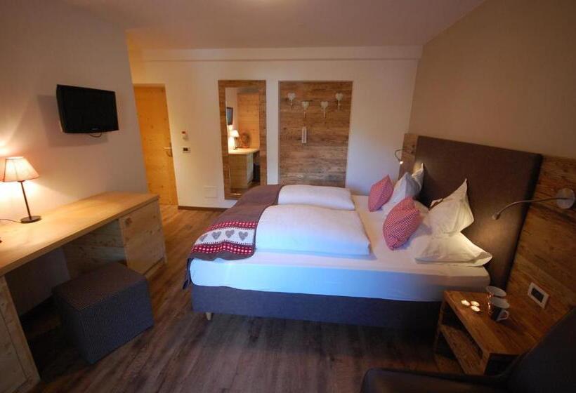 اتاق لوکس با بالکن, Monti Pallidi B&b Apartments