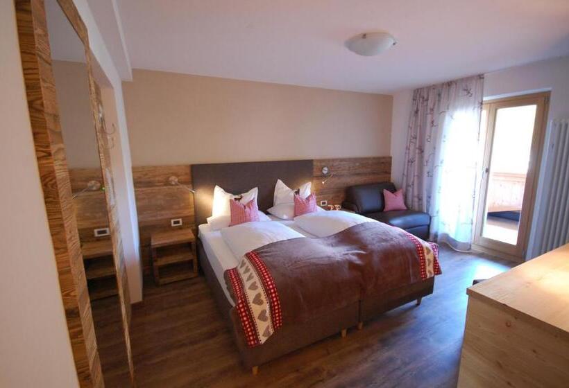 اتاق لوکس با بالکن, Monti Pallidi B&b Apartments