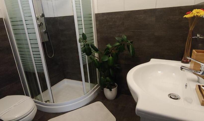 استودیوی لوکس, Affittacamere Valchiavenna Foresteria In Tranquilla Villa Signorile Con Comodo Parcheggio Privato