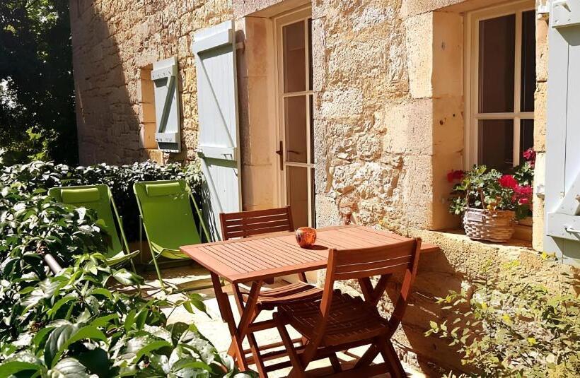 اتاق لوکس, Les Hauts De Saulies