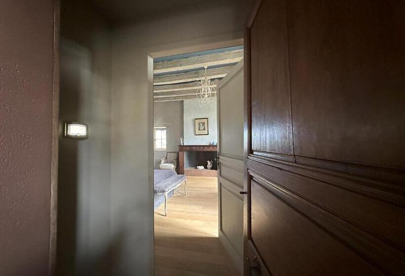 اتاق لوکس, Les Hauts De Saulies
