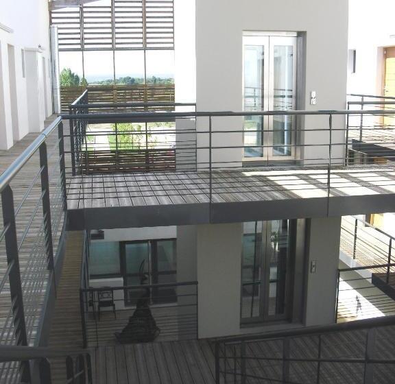 استودیوی استاندارد, Studio à Deux Pas D'aix