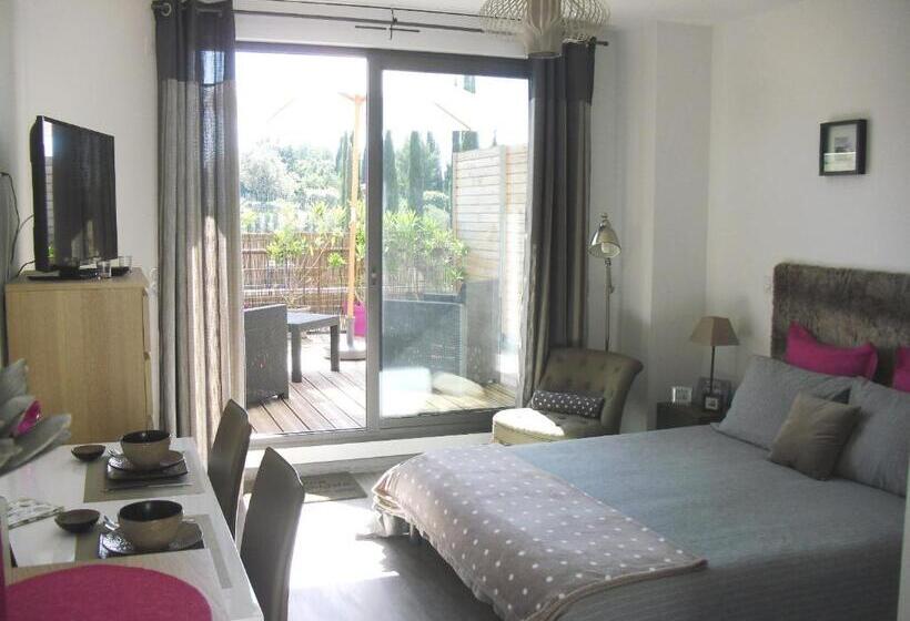 استودیوی استاندارد, Studio à Deux Pas D'aix
