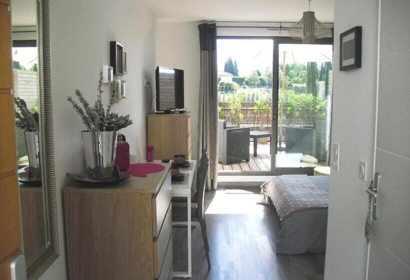 استودیوی استاندارد, Studio à Deux Pas D'aix