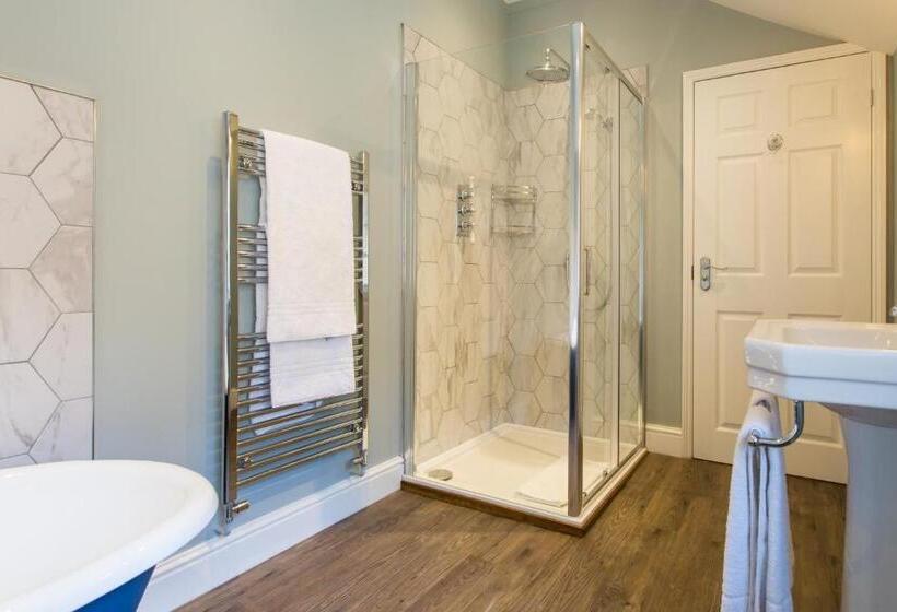 اتاق استاندارد با تخت بزرگ, The Chequers Marlow