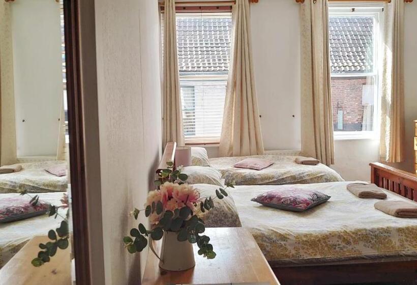 اتاق استاندارد چهار تخته, The Watergate Inn