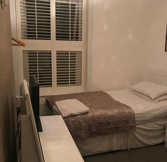 اتاق استاندارد با سرویس بهداشتی مشترک, Acacia Villas Guest House