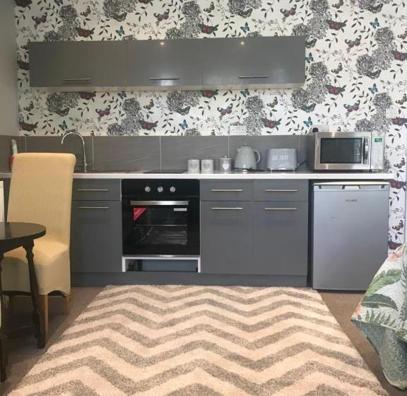 اتاق استاندارد سه تخته با سرویس بهداشتی مشترک, Acacia Villas Guest House