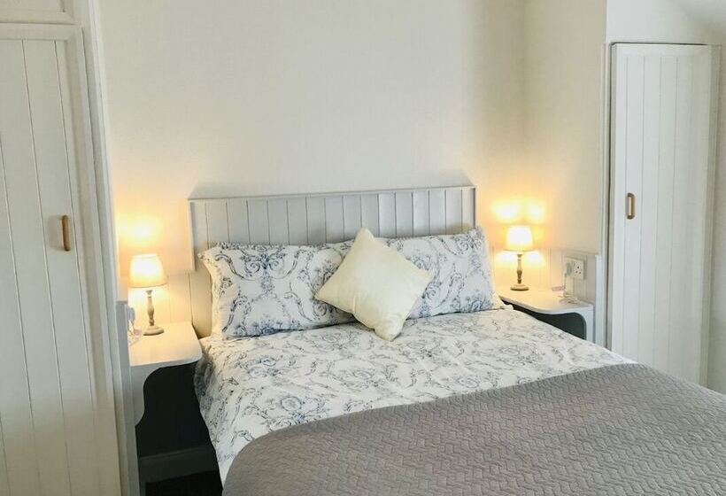 اتاق استاندارد با سرویس بهداشتی مشترک, Arden House
