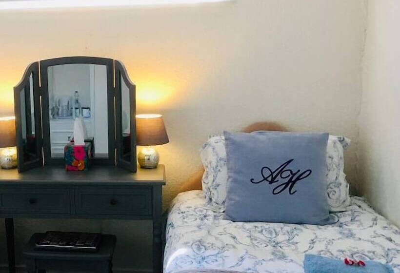 اتاق استاندارد با سرویس بهداشتی مشترک, Arden House