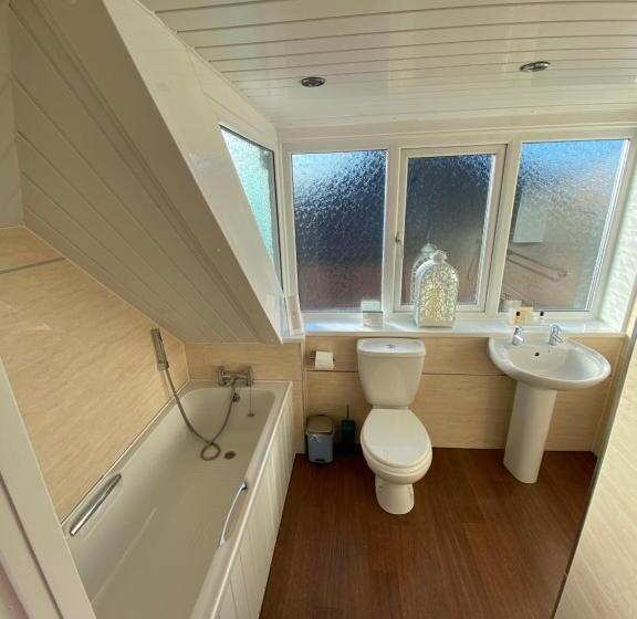 اتاق لوکس با تخت بزرگ, The Bayridge Guest House