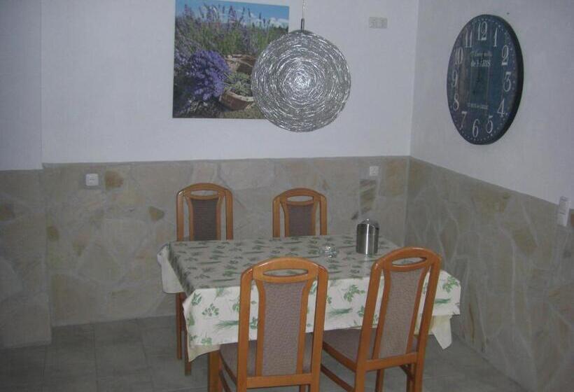 اتاق استاندارد یک نفره, Endbach Life