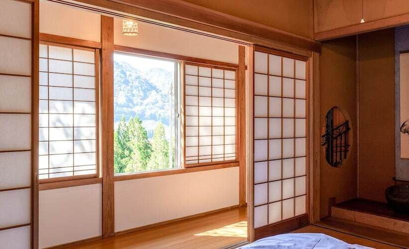 اتاق کلاسیک سه تخته, Takazuri Kita  Hostel