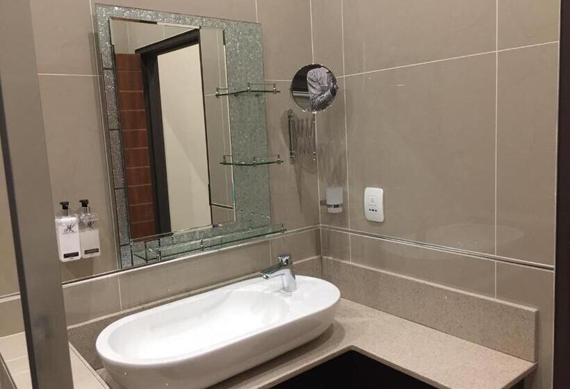 اتاق لوکس با تخت بزرگ, Villa Mikamora