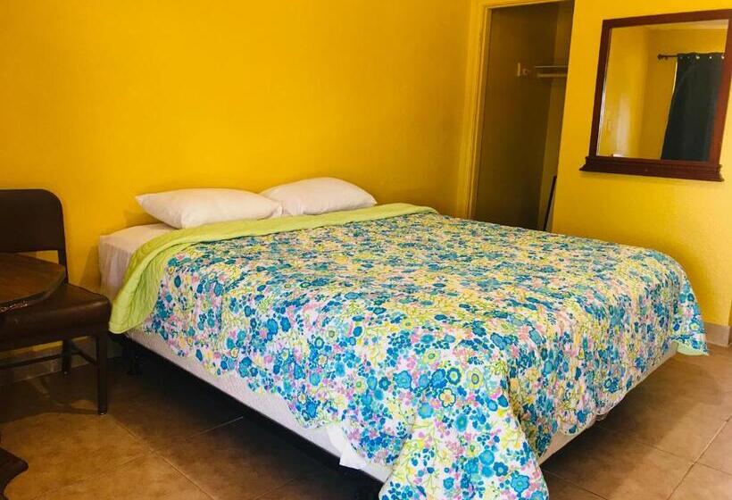 اتاق استاندارد یک نفره, Commodore Motel