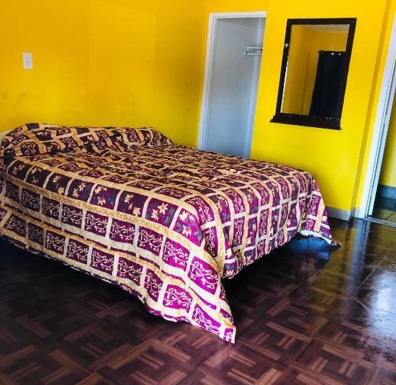 اتاق استاندارد یک نفره, Commodore Motel