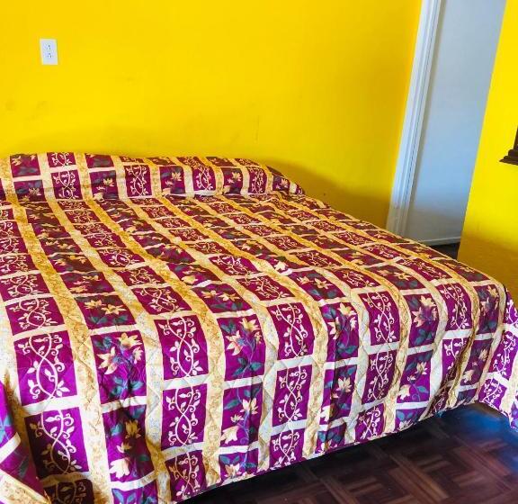اتاق استاندارد یک نفره, Commodore Motel