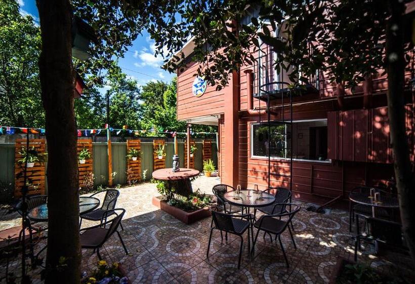 استودیوی استاندارد, Hostel Chaman