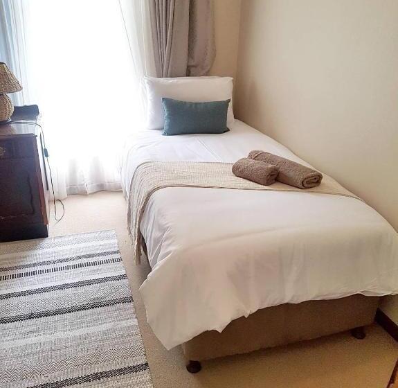 سوییت با چشم‌انداز استخر, Oudtshoorn Guest House