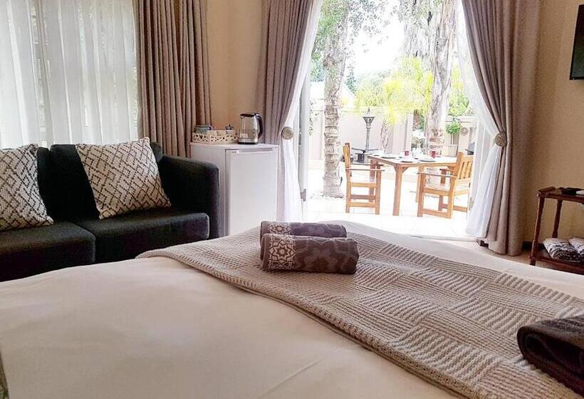 سوییت با چشم‌انداز استخر, Oudtshoorn Guest House