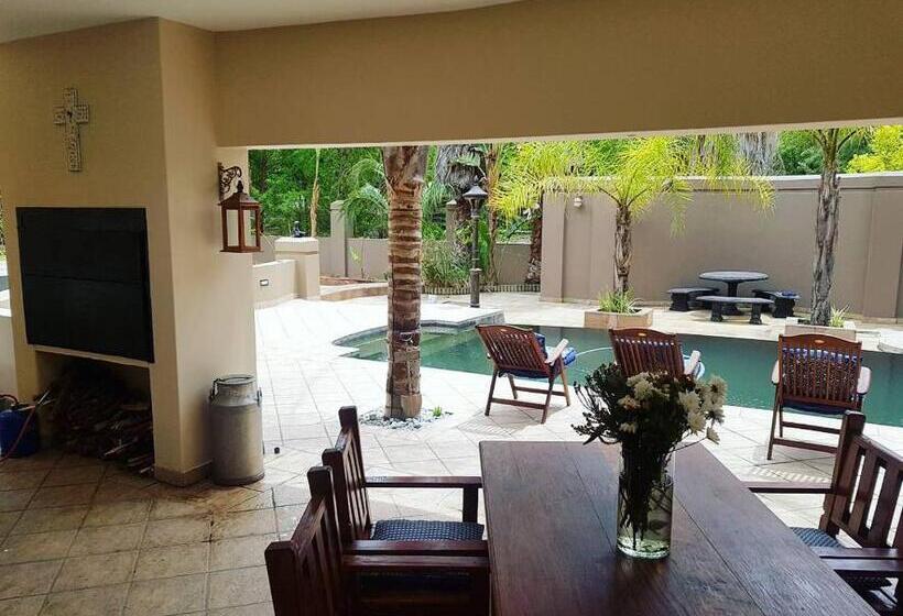 سوییت با چشم‌انداز استخر, Oudtshoorn Guest House