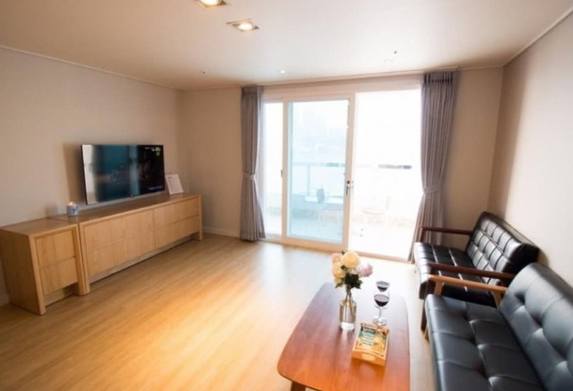 اتاق خانوادگی با چشم‌انداز دریا, Lium Spa Hostel