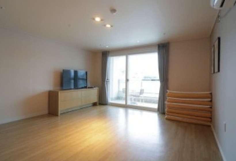اتاق خانوادگی با چشم‌انداز دریا, Lium Spa Hostel