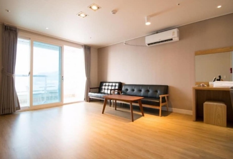 اتاق خانوادگی با چشم‌انداز دریا, Lium Spa Hostel